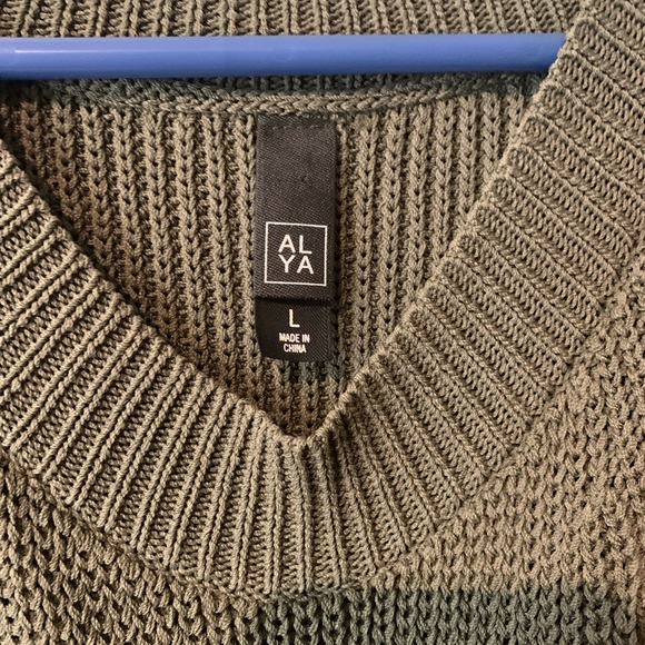 Green knit tank top - Picture 3 of 3